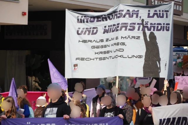 ➡️ Am 8. März gegen Patriarchat und Kapitalismus – Bericht der Aktionen rund um den
Frauenkampftag ⬅️

Gemeinsam als @frauenkollektiv_stuttgart und @oa.stuttgart organisierten wir am
7. März eine Kundgebung und Infotische am REWE am Ostendplatz. Die Redebeiträge wurden bei
dieser Kundgebung im Stil von (Erfahrungs-)Geschichten gehalten. Dabei wurden Themen rund um den 8. März benannt: zb. zu den Landtagswahlen, über das nachts als Frau alleine nach Hause gehen, zu einer Frau, die im Widerstand gegen den Nationalsozialismus gekämpft hat und zu
Gewalt gegen Frauen und Femiziden.

Am 8. März beteiligten wir uns mit einem Bereich an der Demonstration vom Aktionsbündnis 8. März. Wir waren mit unserem Hoch-Transparent, Seitentransparenten und unseren Sprechblasen und Schildern sehr präsent und sichtbar. Außerdem kamen wir bei unserem Infotisch mit anderen ins Gespräch.

Am 9. März beteiligten wir uns mit einer Rede und einem Infotisch am Frauenstreik des Töchter-Kollektiv Stuttgart.

Ein Highlight war die gemeinsam mit der @rz.stuttgart organisierte feministische Kneipe und Party im Stadtteilzentrum Gasparitsch. Der sehr gut besuchten Kneipe mit leckerem Essen und einem Pub-Quiz rund um das Thema 8. März folgte eine feministische Party
mit drei female DJs. Alles in allem ein sehr schöner Abend.

Wir wollen an die erfolgreichen Aktionen rund um den 8. März anknüpfen, denn ...
8. März ist alle Tage, das ist eine Kampfansage!